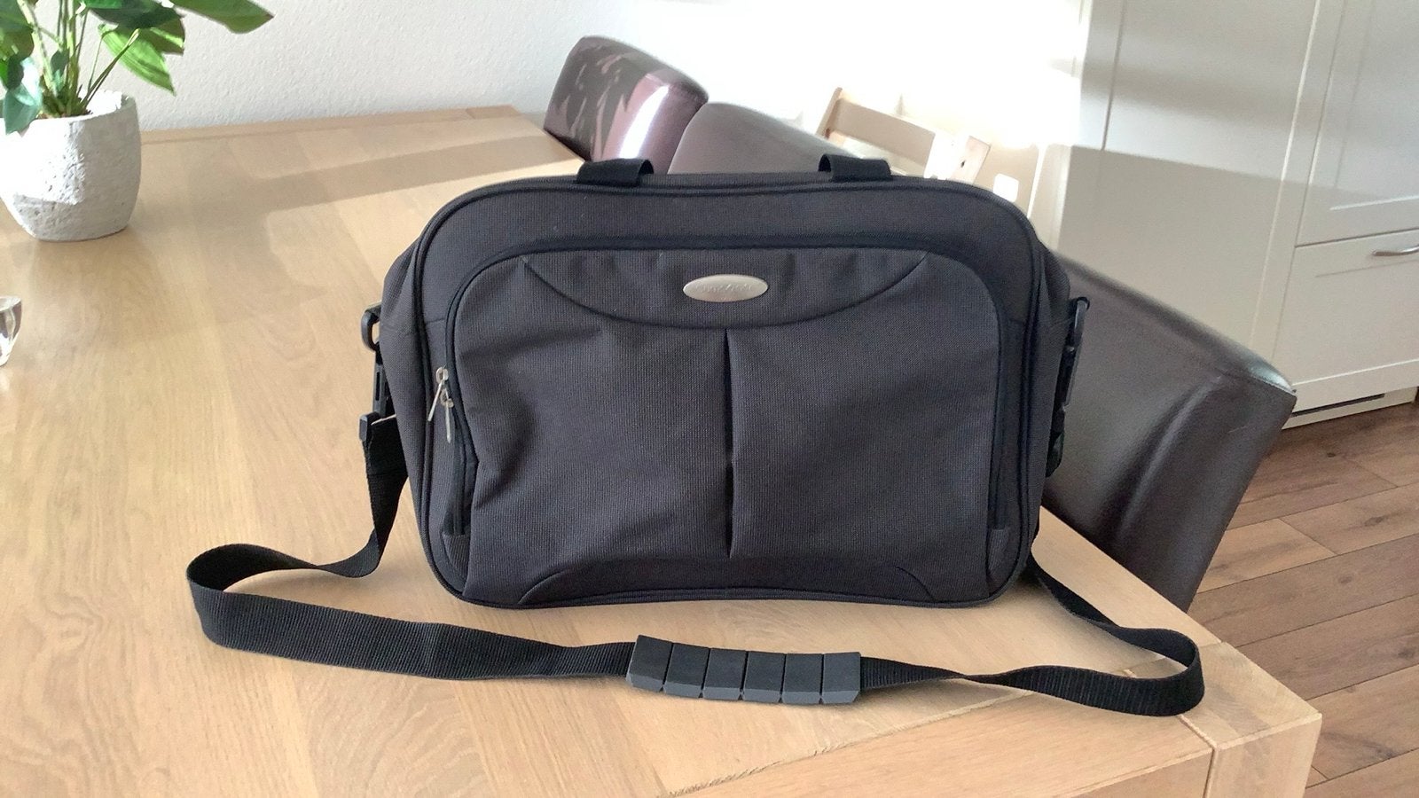 Zwarte schoudertas/laptoptas met meerdere vakken, Computers en Software, Laptoptassen, Ophalen, 17 inch of meer, Zo goed als nieuw