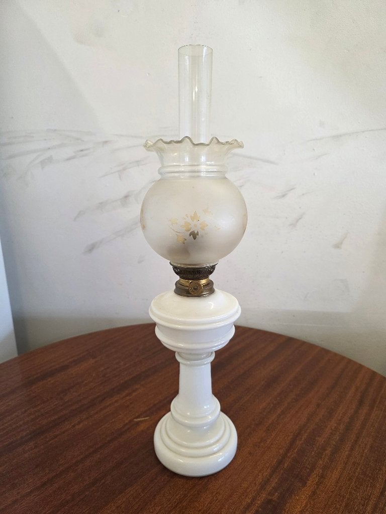  Sfeervolle Vintage Olie-/Petroleumlamp met Melkglas Kap , Antiek en Kunst, Ophalen of Verzenden