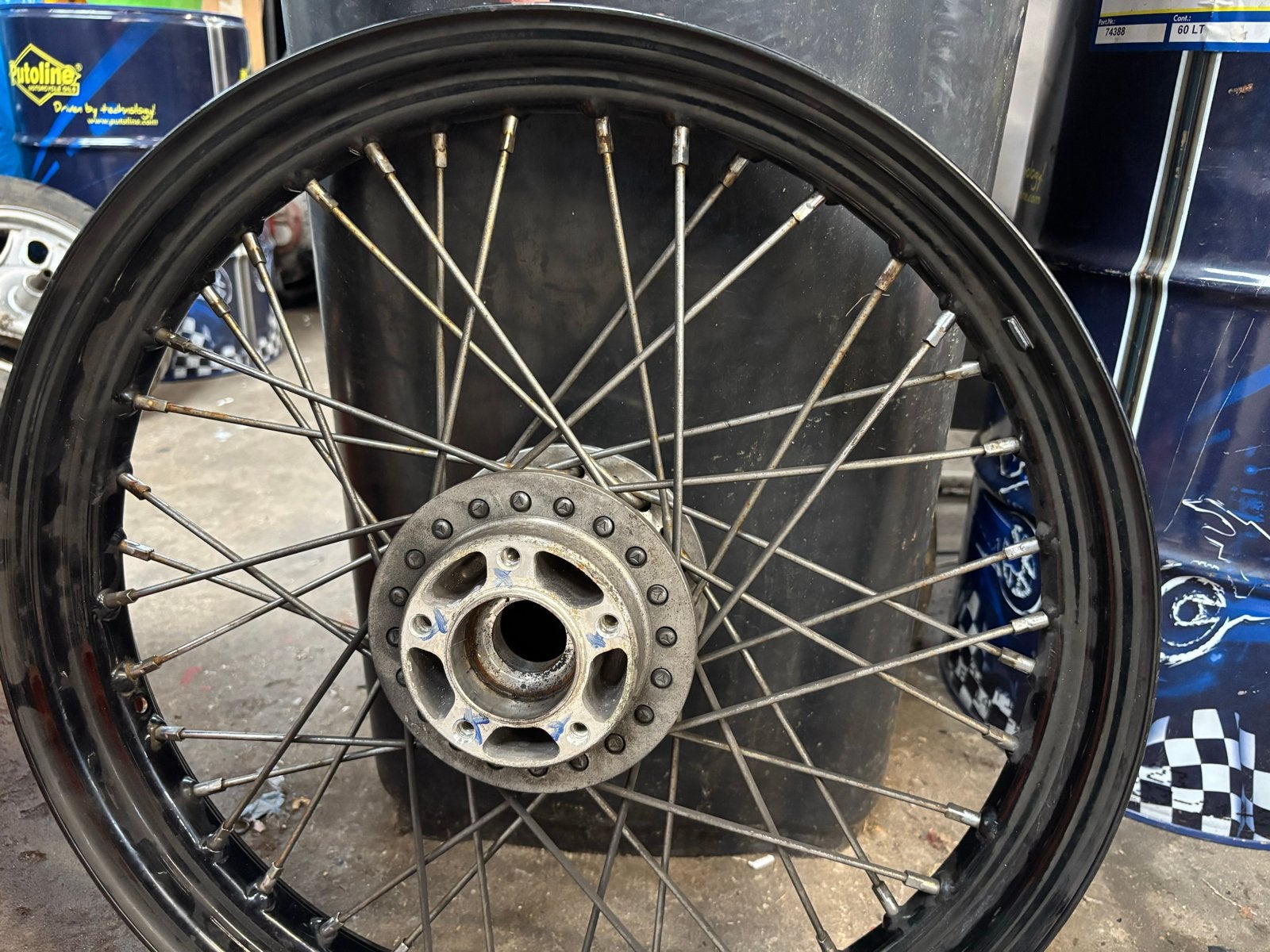 Harley Davidson DYNA FXDB voorwiel naaf as (velg gedeukt), Ophalen of Verzenden, Gebruikt