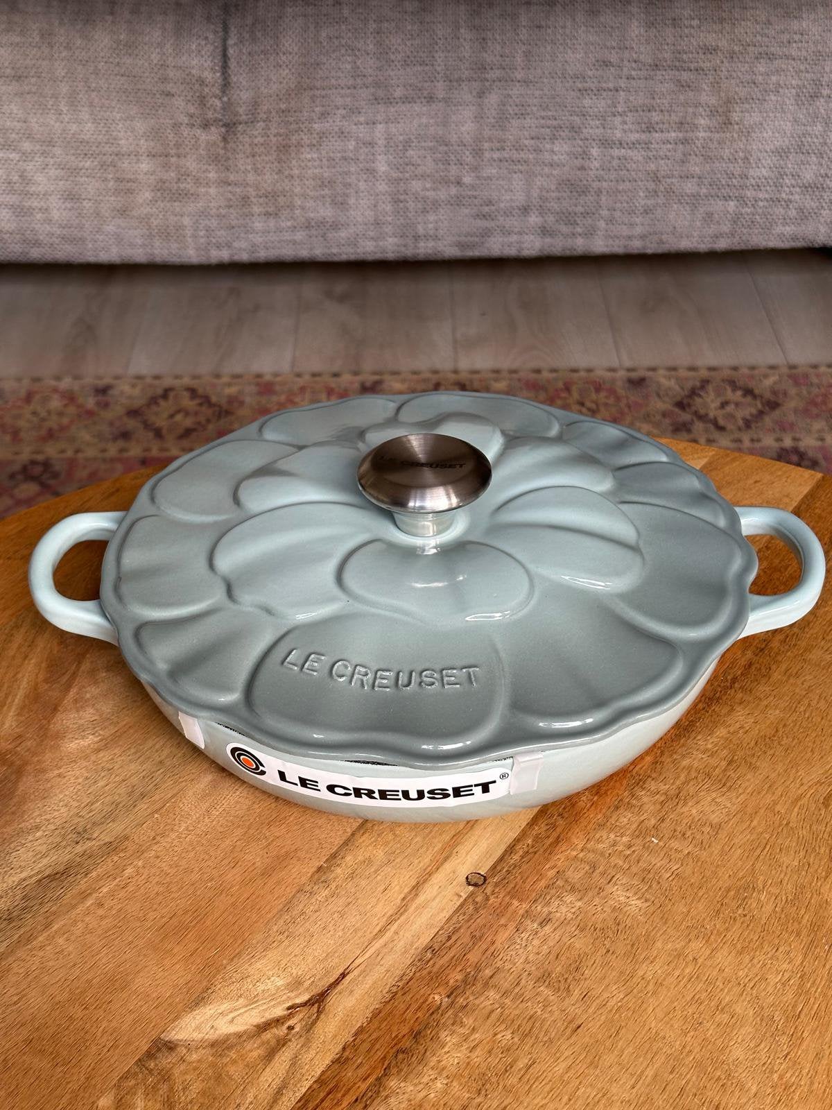 Le Creuset bloesem Campagnard 26 cm – Sea Salt, Huis en Inrichting, Keuken | Potten en Pannen, Ophalen of Verzenden, Nieuw, Gietijzer
