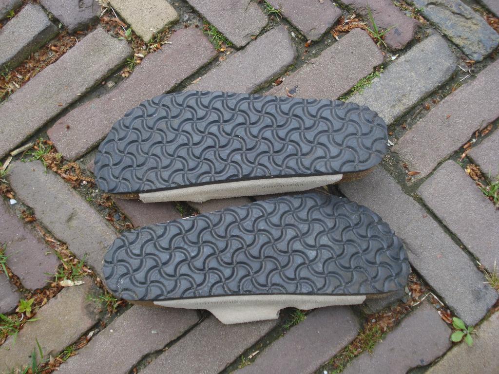 BIRKENSTOCK BEIGE NIEUW 42 NU GRATIS VERZENDING PER POST, Kleding | Dames, Schoenen, Slippers, Verzenden, Beige, Nieuw