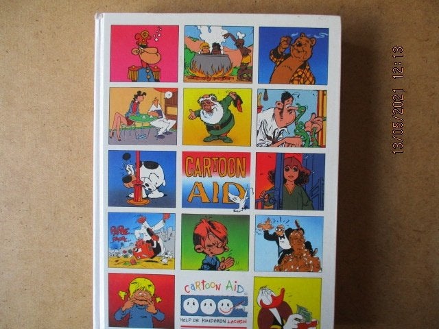 adv2133 cartoon aid 1 hc, Boeken, Eén stripboek, Ophalen, Gelezen
