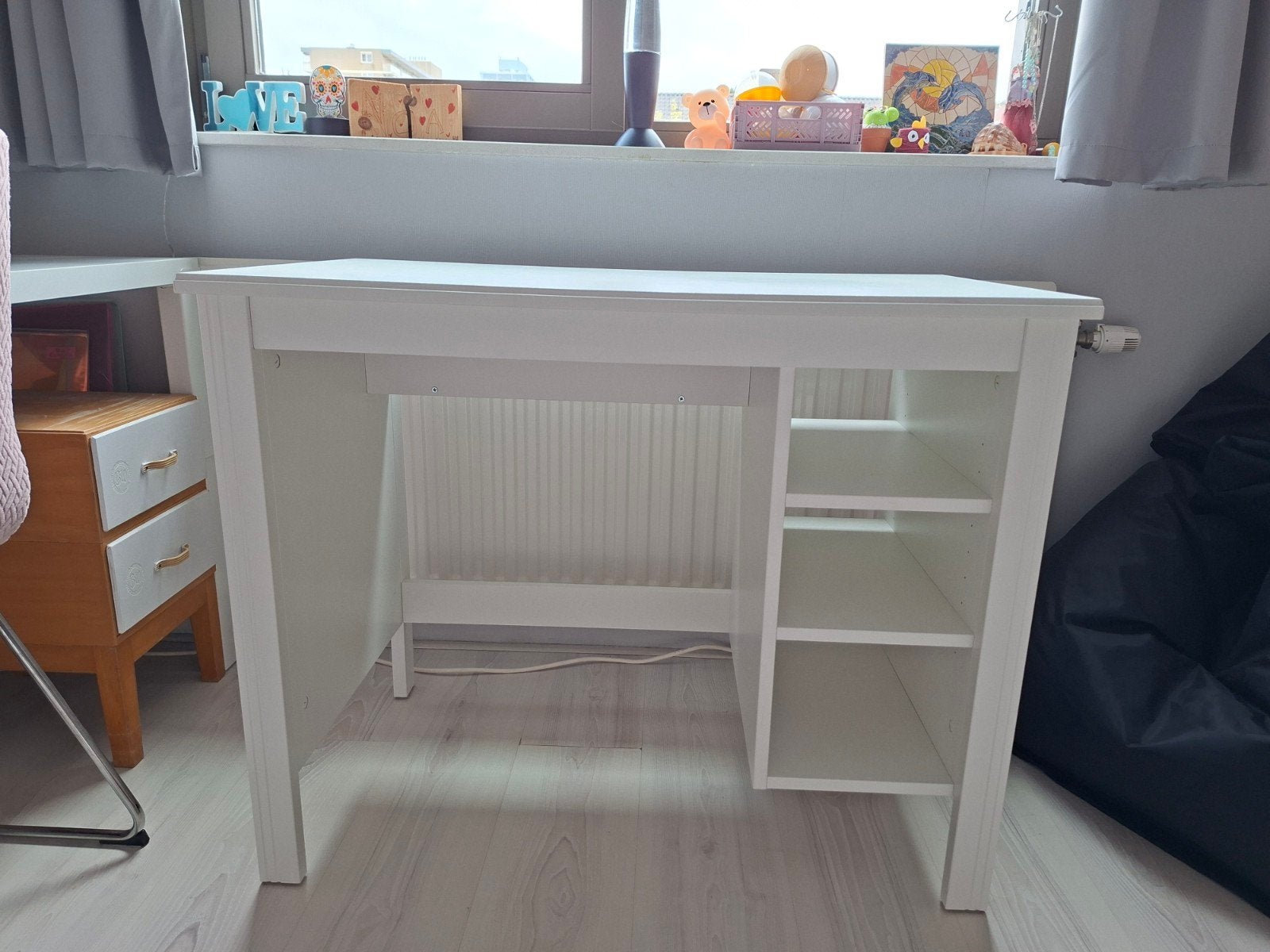 IKEA BRUSALI bureau wit 90x52 cm met opbergruimte. ALS NIEUW, Opbergruimte, Gebruikt, Spaanplaat of MDF, Ophalen of Verzenden