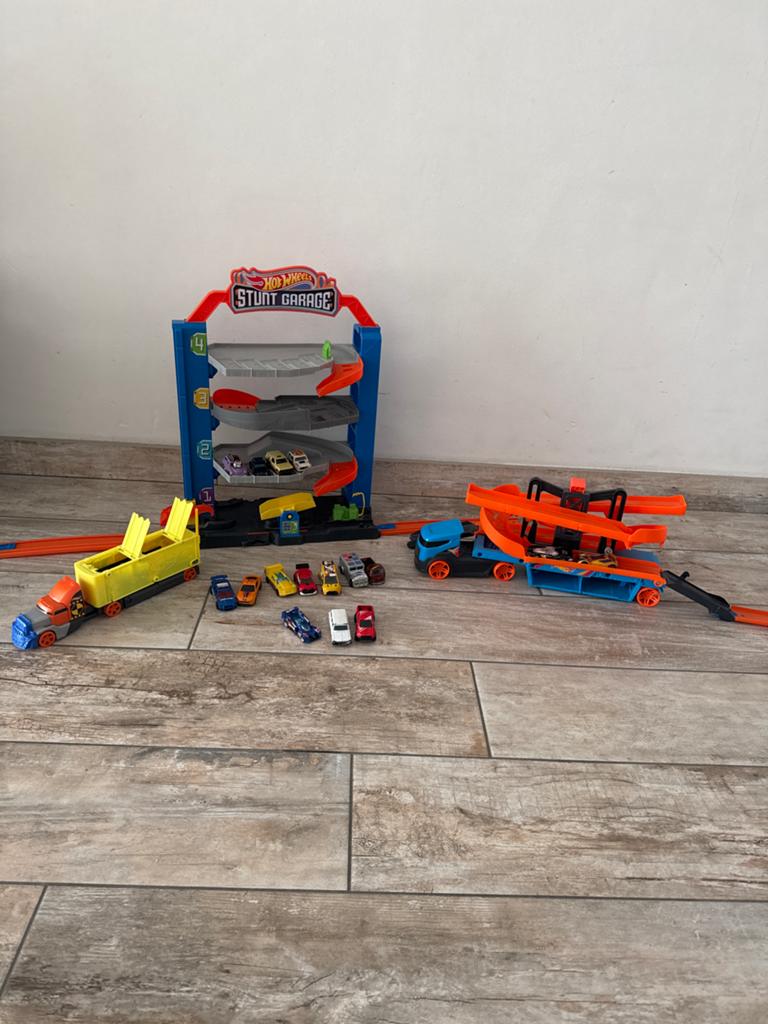 Hot Wheels Stunt Garage met diverse auto's en trailers, Ophalen of Verzenden, Gebruikt