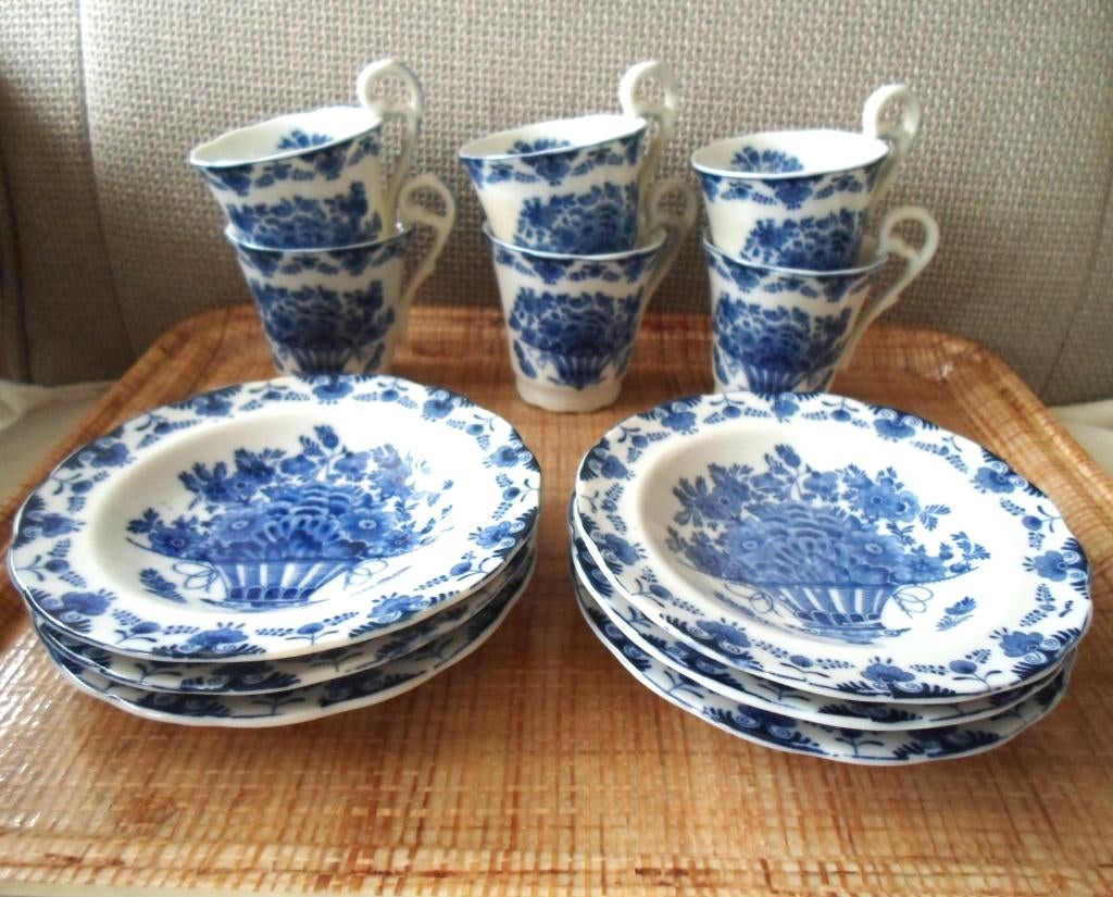 6 porseleinen mokkakopjes en schotels. +/- 50 jaar oud., Antiek en Kunst, Ophalen of Verzenden