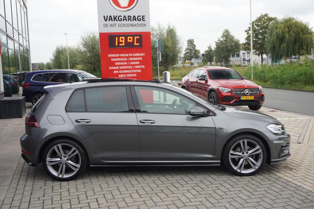 Volkswagen Golf 1.5 TSI Highline Business R / Pano / Trekhaa, 4 cilinders, 150 pk, Bedrijf, 19 km/l