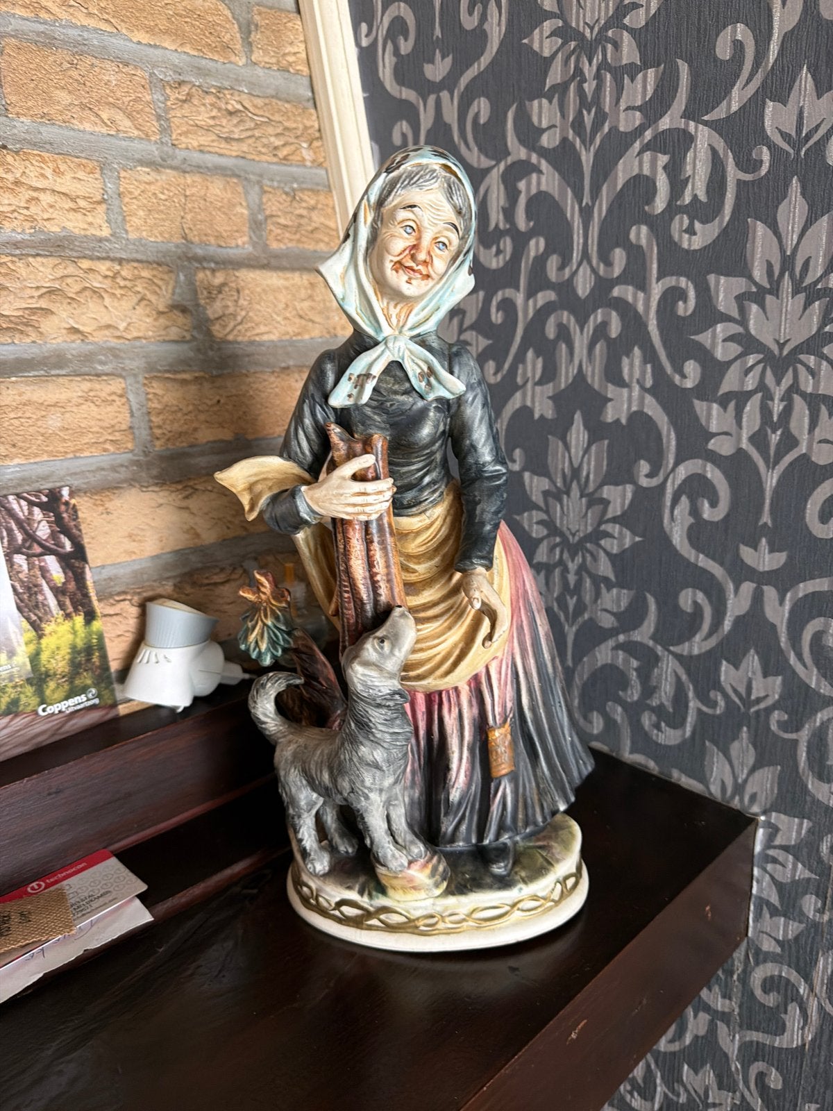 Vintage beeldje: Oude vrouw met hond en hout, Antiek en Kunst, Ophalen