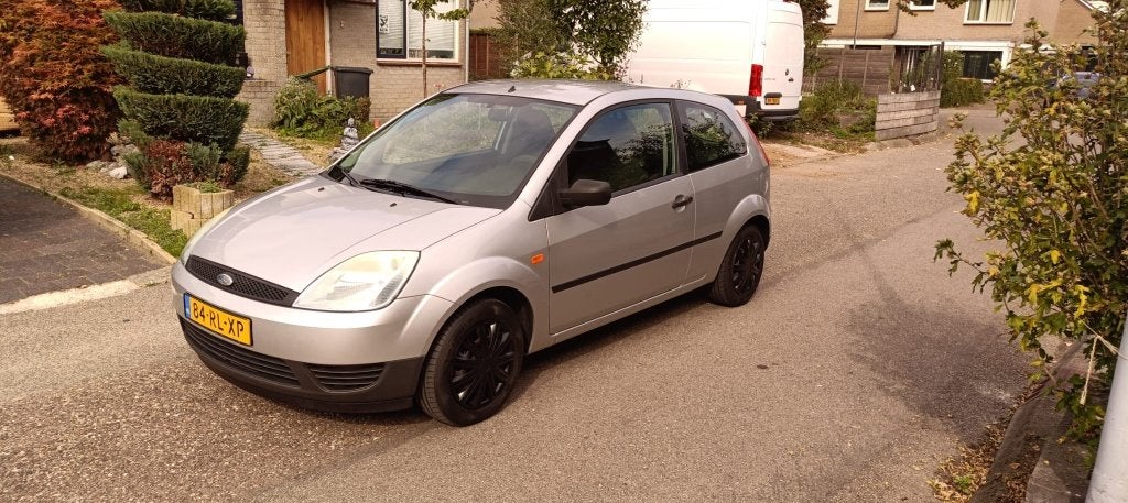 Ford Fiësta 1.3 8V 3DR 2005 Grijs, 1299 cc, Stof, 40 €/maand, Zwart