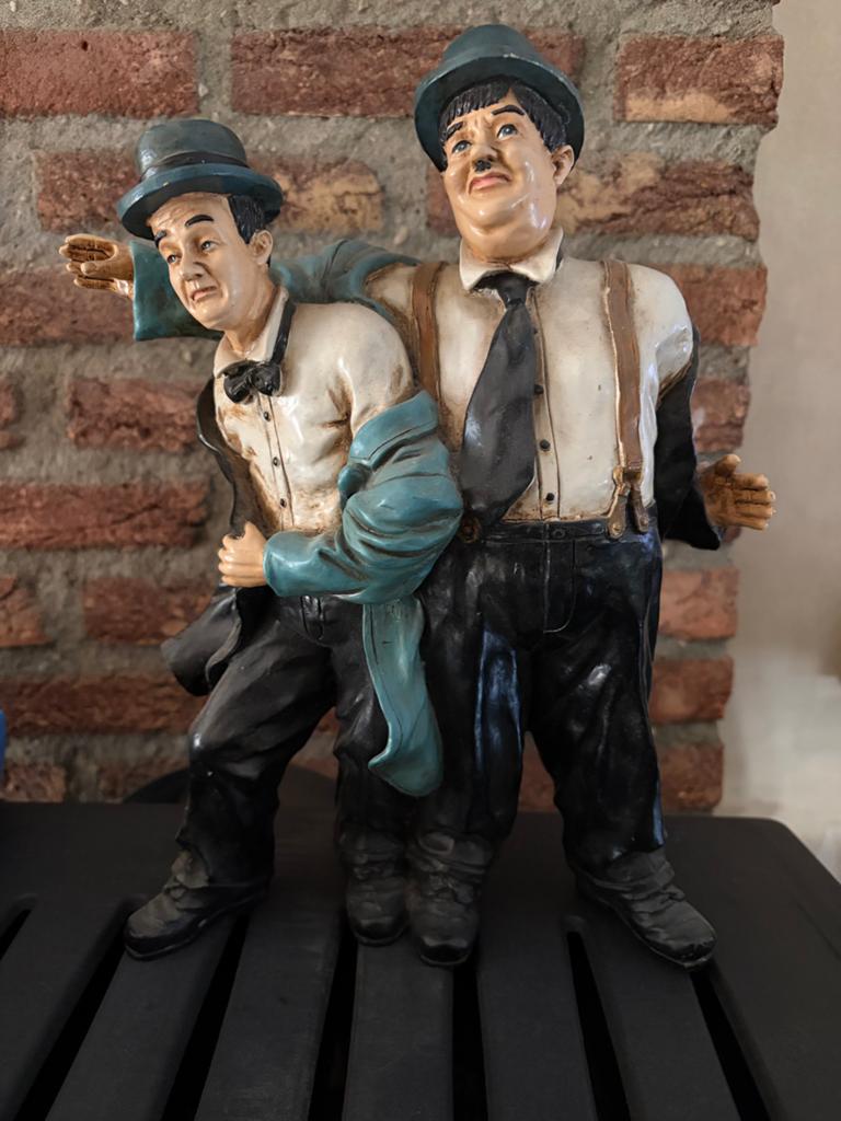 Beeld Laurel & Hardy - 34 cm hoog, Verzamelen, Beelden en Beeldjes, Ophalen, Gebruikt, Mens