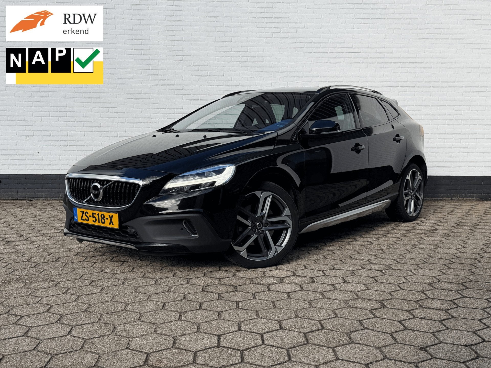 Volvo V40 Cross Country T3 Polar+ Luxury PANODAK l LEDER l C, Auto's, 4 cilinders, 700 kg, Zwart, 152 pk