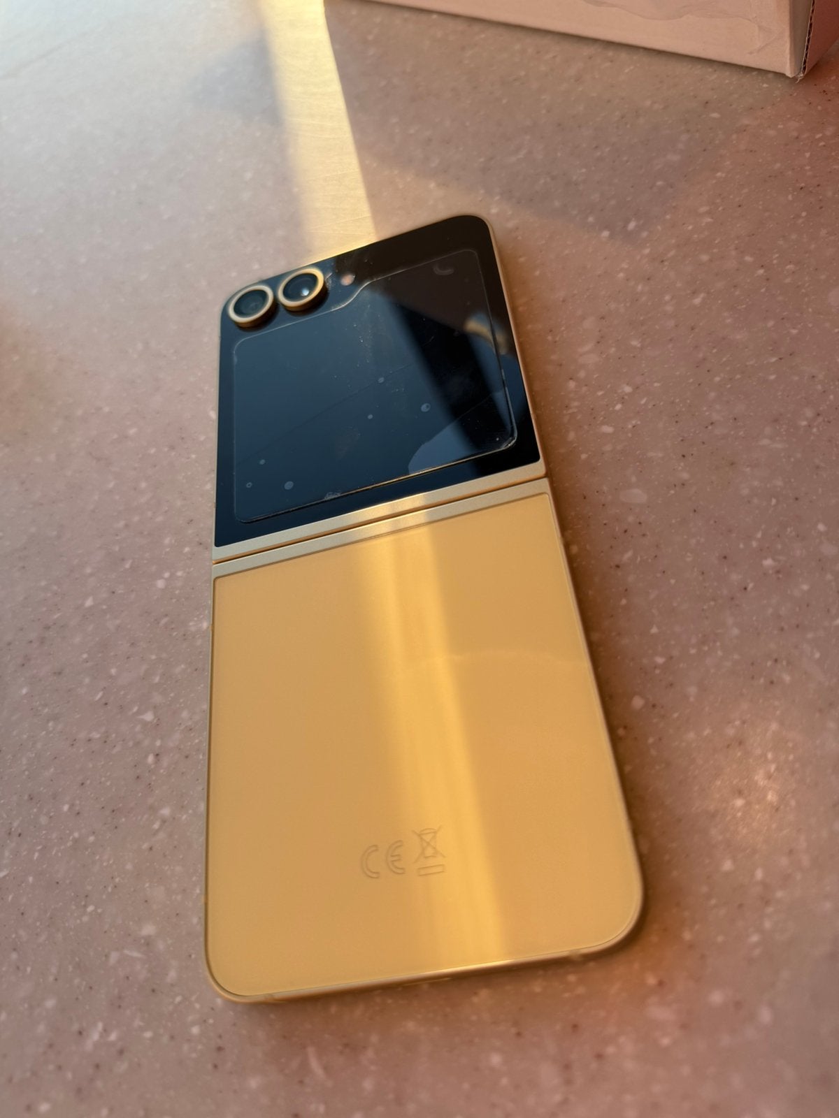Foto 4 van Samsung Galaxy Z flip 6 512GB geel