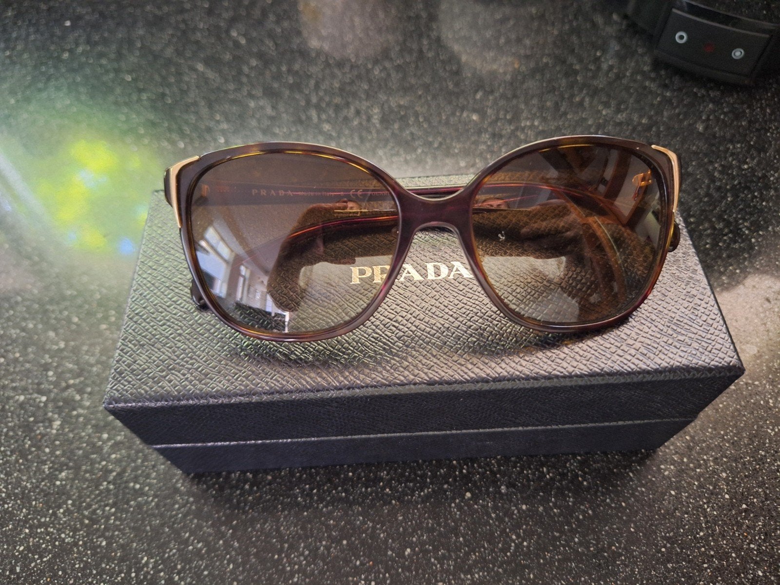 Prada Zonnebril - Elegant en Stijlvol, Zonnebril, Ophalen of Verzenden, Zo goed als nieuw, Prada
