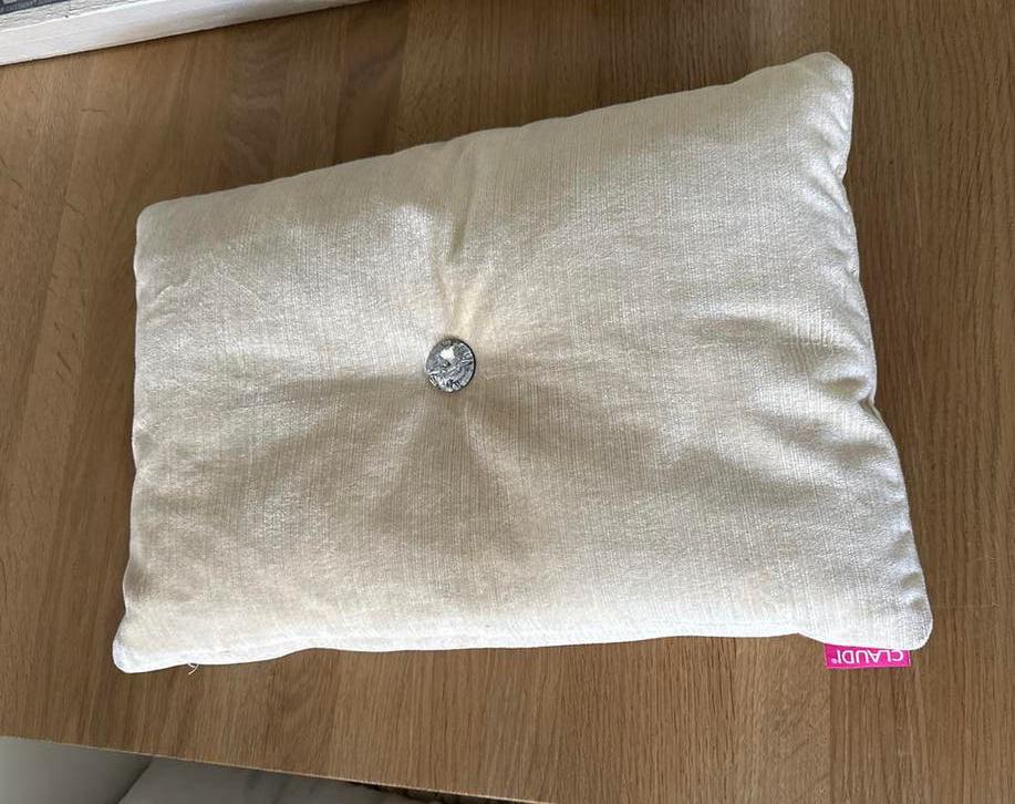 Claudi kussen met sierknoop, Huis en Inrichting, Woonaccessoires | Kussens, Ophalen of Verzenden, Zo goed als nieuw, Beige, Rechthoekig
