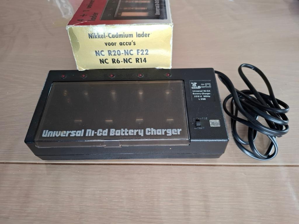 Universele Ni-Cd Batterijlader - 4+1 Oplader, Ophalen of Verzenden, Gebruikt