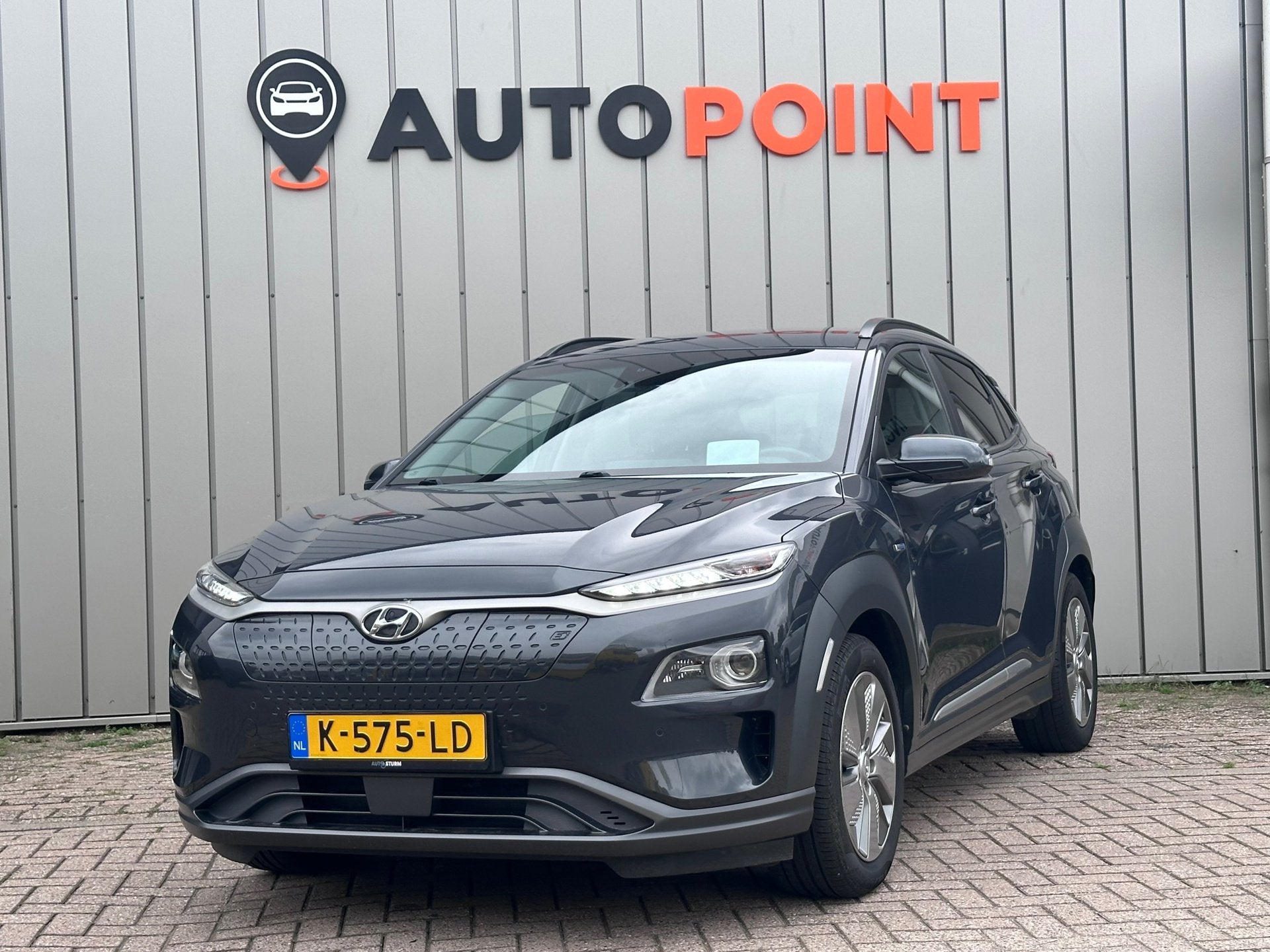 Hyundai Kona EV Premium 64 kWh SOH 100% TREKHAAK FASE 3 HEAD, Auto's, Dealer onderhouden, Gebruikt, Zwart, 64 kWh