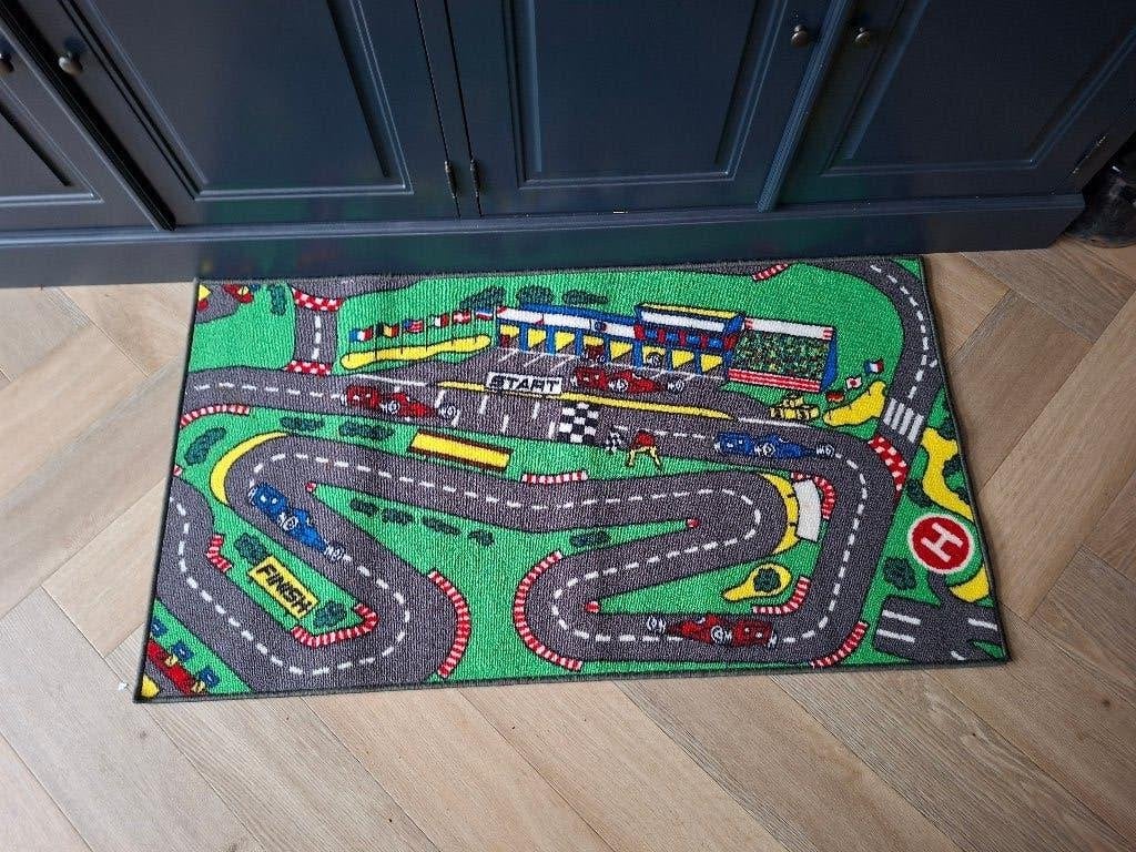 kinder speelgoed kleed race auto's. GRATIS, 100 tot 150 cm, Zo goed als nieuw, Rechthoekig, 50 tot 100 cm