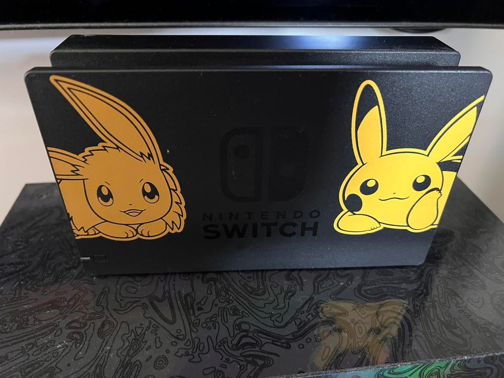 Nintendo switch 1 speciale pokémon editie, Ophalen of Verzenden, Zo goed als nieuw, Zwart, Met beschermhoes of tas
