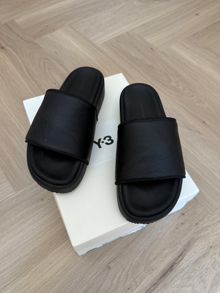Y-3 Slide Slippers - Zwart - Maat 42 NIEUW, Ophalen of Verzenden, Nieuw, Zwart
