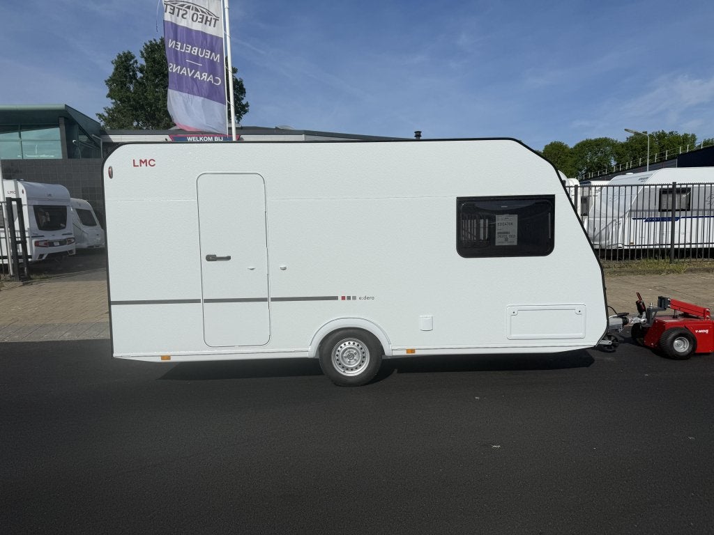 LMC E:dero 470K, 1100kg! Voorraam & stapelbed! Zonda, Caravans en Kamperen, Caravans, Standaardzit, Bedrijf, 750 - 1000 kg, 4 tot 5 meter