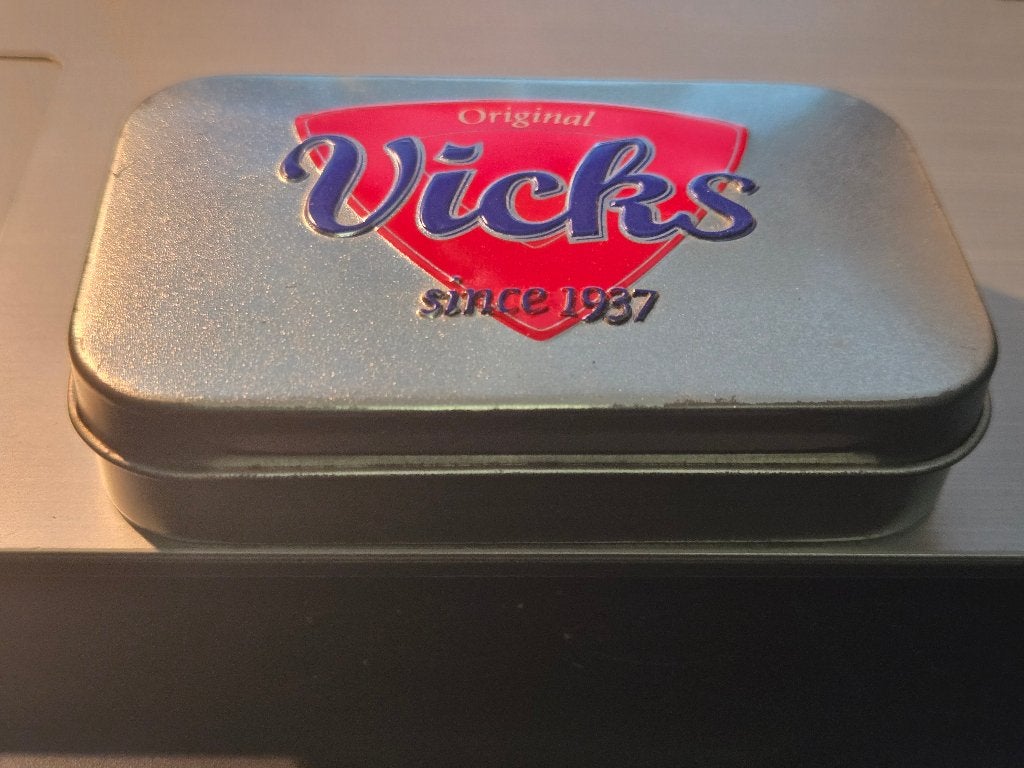 Vintage metalen blikje van Vicks, 9.5x6x2cm, Verzamelen, Ophalen, Gebruikt, Overige, Overige merken