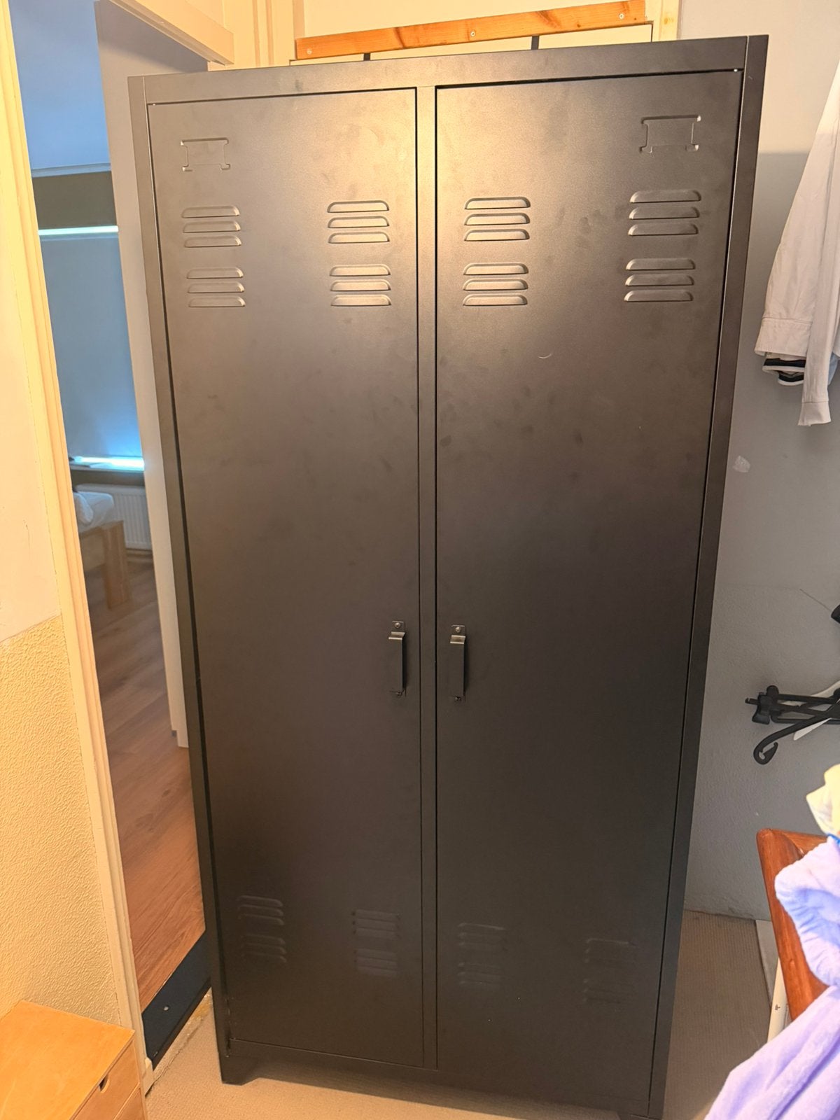 Mooie zwarte lockerkast (incl. kledingroede), Ophalen, Zo goed als nieuw