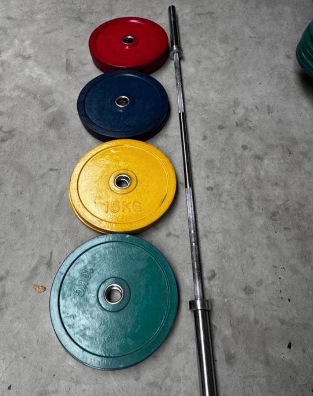 150kg Gekleurde Gewichten + Olympische Barbell 220cm, Sport en Fitness, Fitnessmaterialen, Ophalen, Gebruikt, Halterschijven