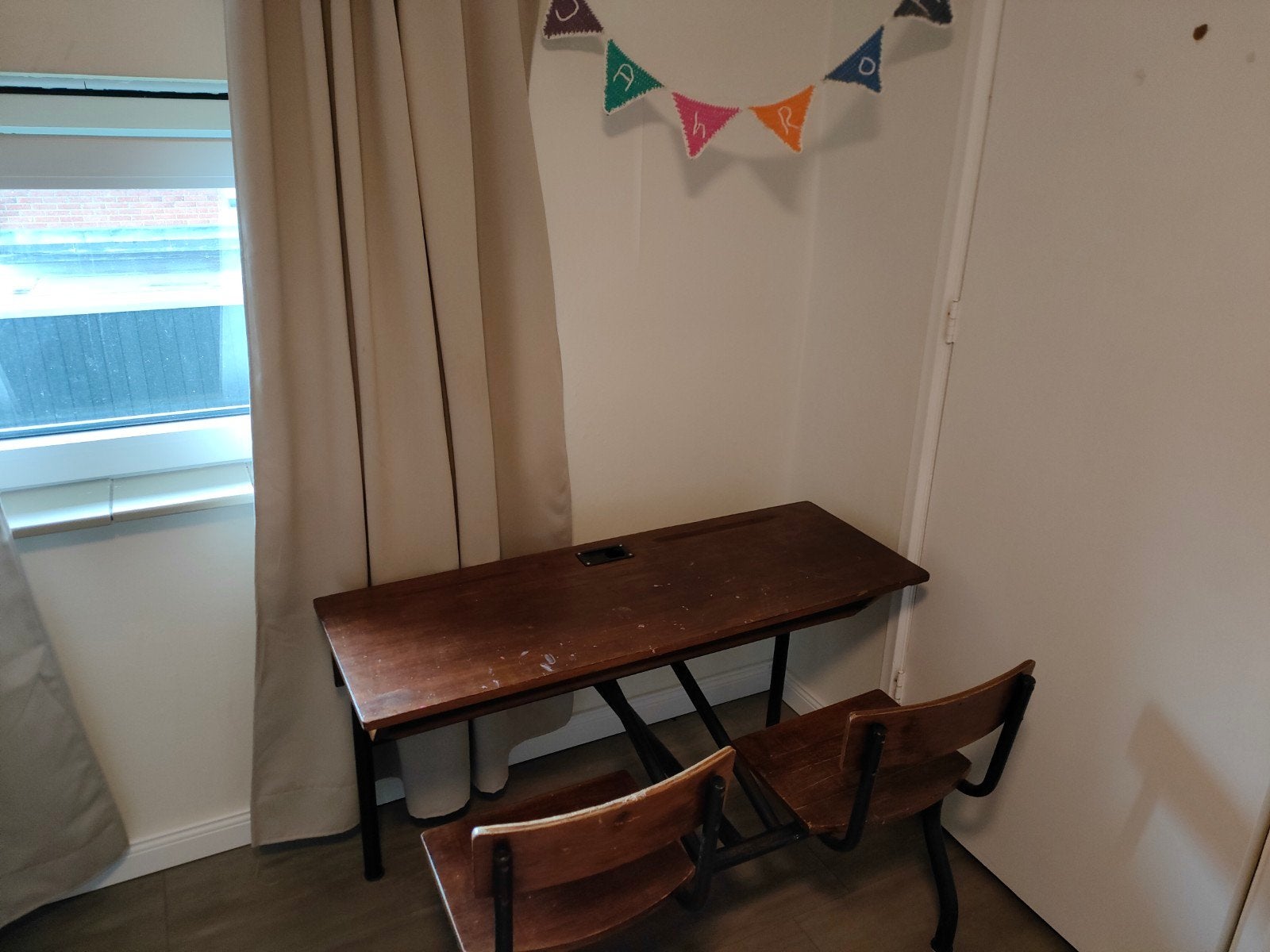 Vintage schoolbank met twee stoelen, Ophalen