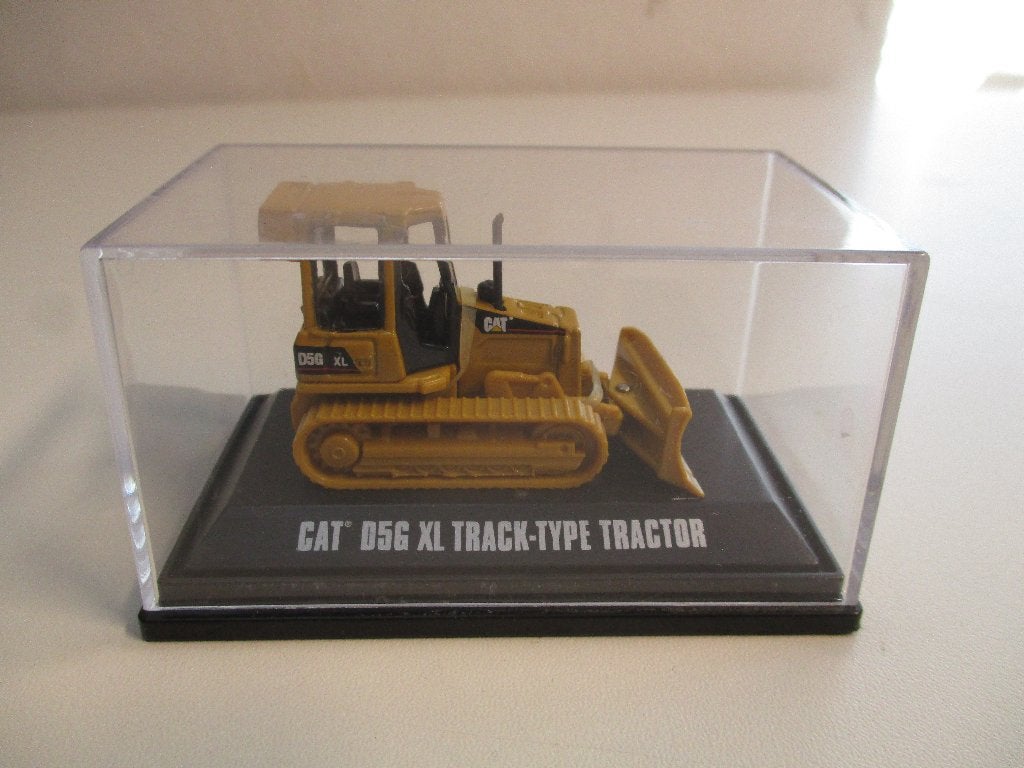 Norscot Caterpillar DG5-XL bulldozer in vitrinebox, Ophalen of Verzenden, Gebruikt, Hijskraan, Tractor of Landbouw, Overige merken