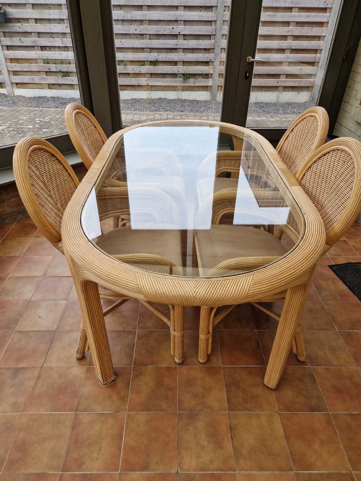 Rieten tafel en stoelen met glazen blad, Ophalen, Gebruikt, 50 tot 100 cm, 150 tot 200 cm