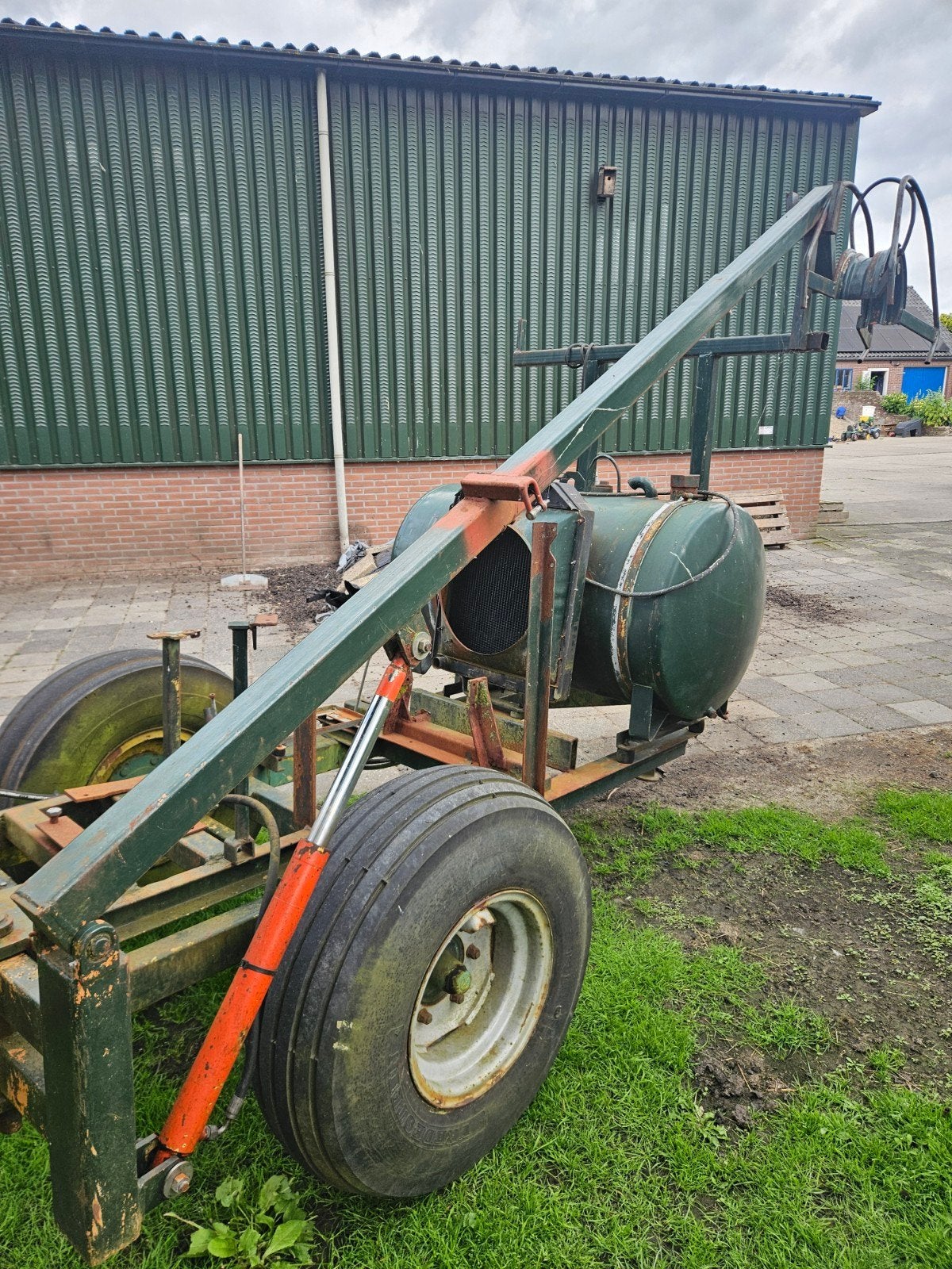 Getrokken landbouwwagen met dieseltank en hydraulische arm, Ophalen, Akkerbouw, Beregening en Drainage