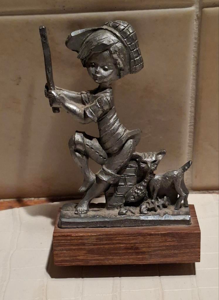 Vintage Tinnen Beeldje: Jongen met Hond en Stok, Ophalen of Verzenden