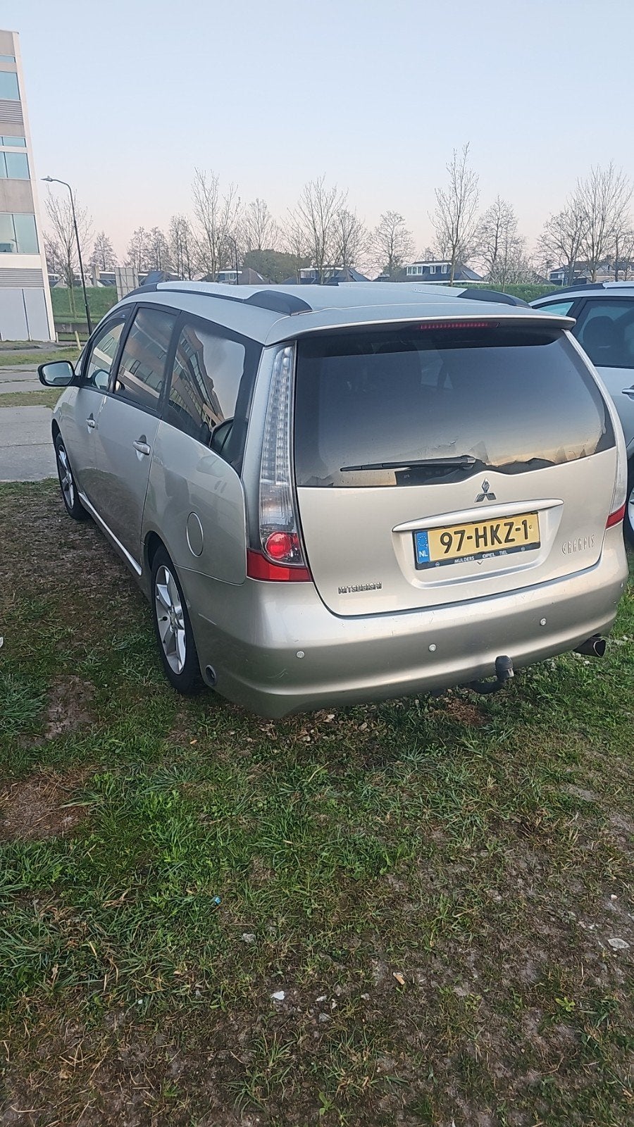Mitsubishi Grandis 2.4 Mivec 7 AUT 2009 Grijs, Auto's, 7 stoelen, 1686 kg, 570 kg, 93 €/maand