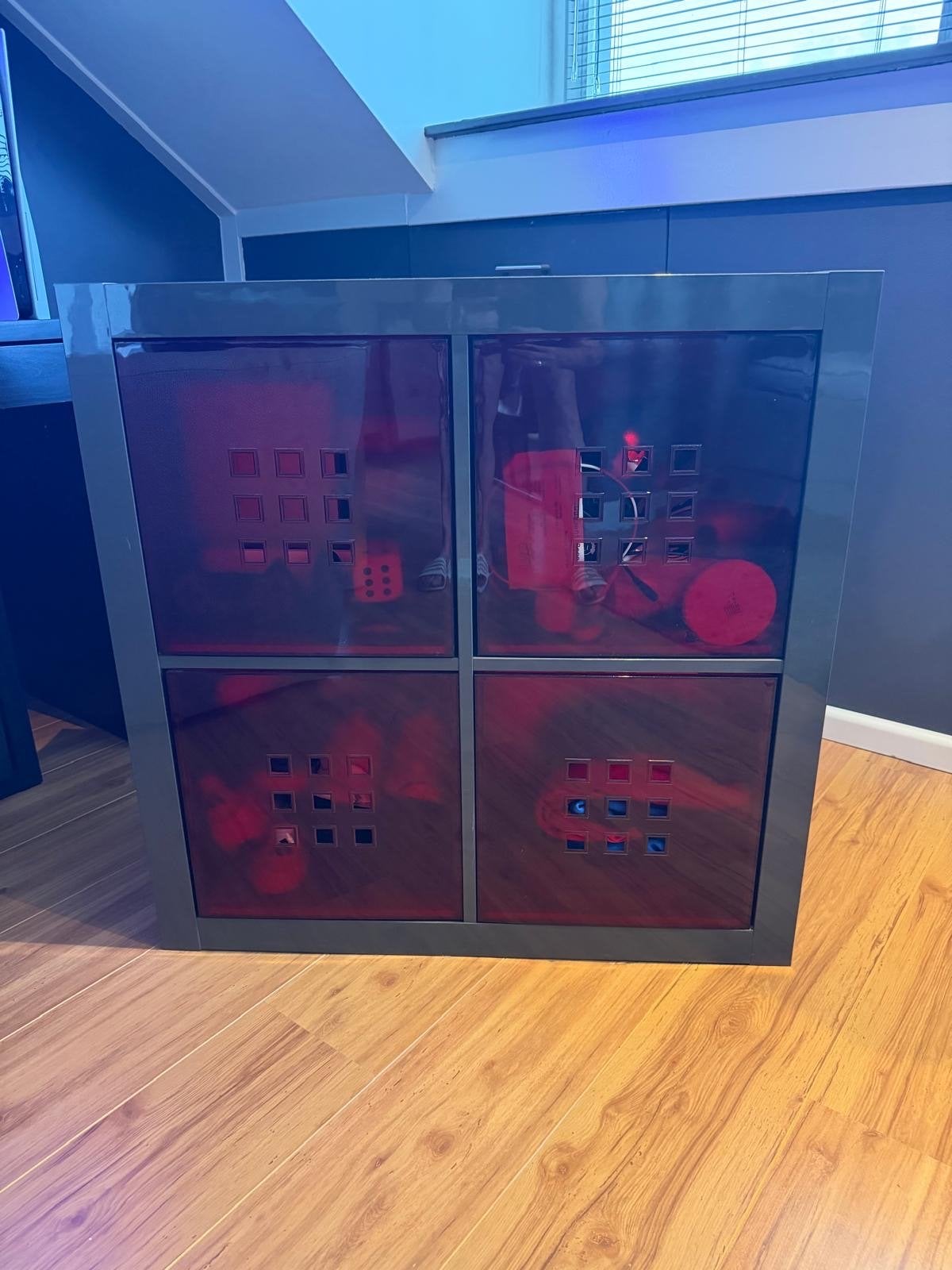 IKEA Kallax Kast met 4 deurtjes - Grijs/Rood, Huis en Inrichting, Kasten | Overige, Ophalen, Gebruikt