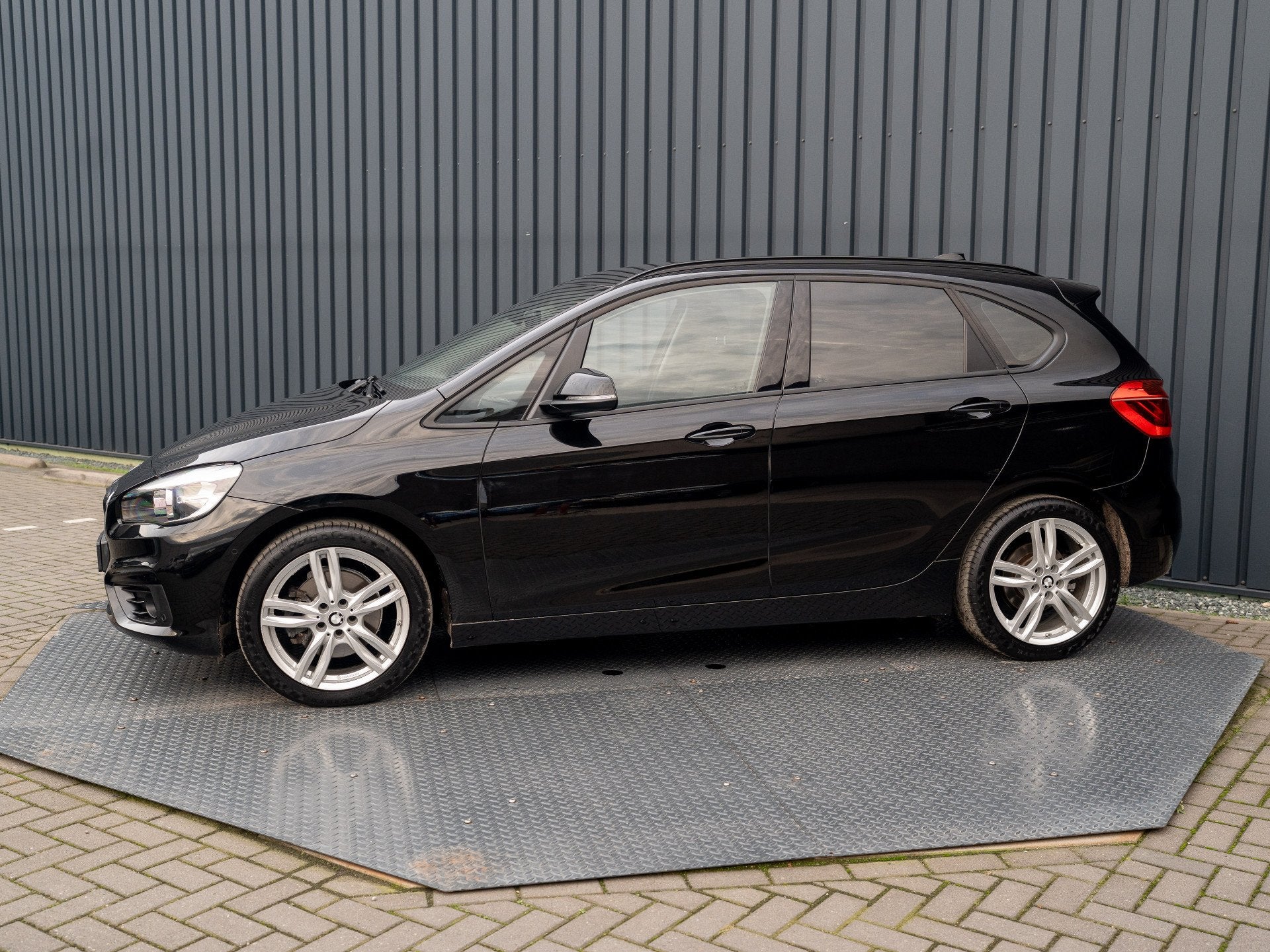 BMW 2 Serie Active Tourer 218i Business | 18'' | Parkeersens, Auto's, 12 maanden, Gebruikt, Zwart, Bedrijf