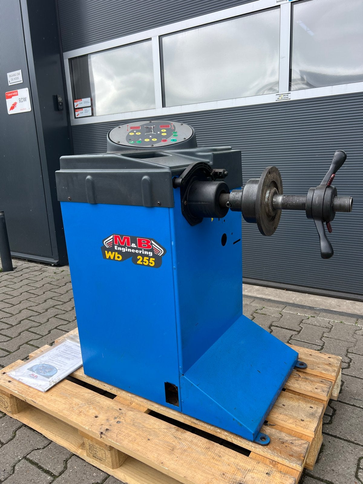 M&B Engineering Wb 255 Balanceermachine - Compact 220V, Hooghwerff banden & velgen, Jacob Lemairestraat 26, Ophalen of Verzenden