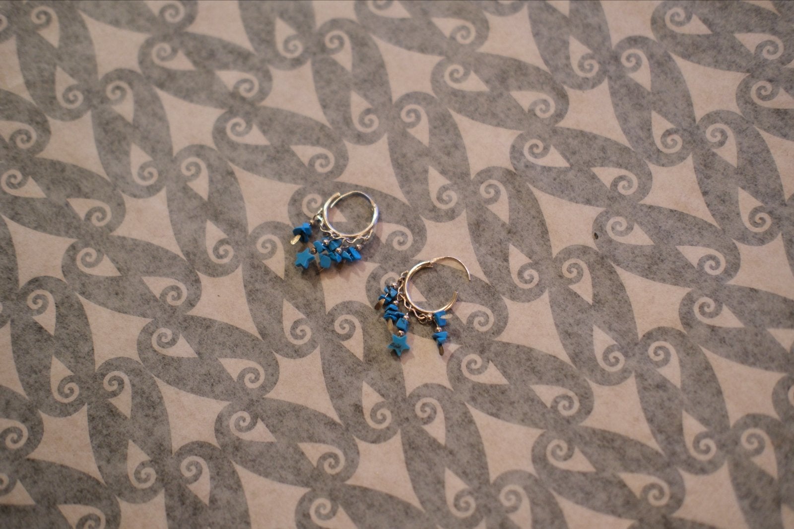 Zilveren oorbellen met blauwe steentjes - 16 mm diameter, Blauw, Ophalen of Verzenden, Met edelsteen, Zilver
