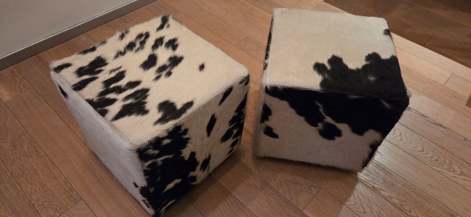 Poef van zwart-witte koeienhuid, Huis en Inrichting, Banken | Voetenbanken en Poefen, Ophalen, Minder dan 50 cm, Vierkant, Minder dan 50 cm