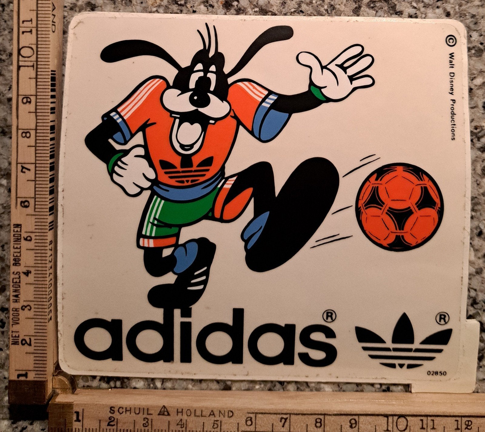 Vintage sticker Adidas logo merk Goofy voetbal strip, Ophalen of Verzenden, Zo goed als nieuw, Strip of Tekenfilm