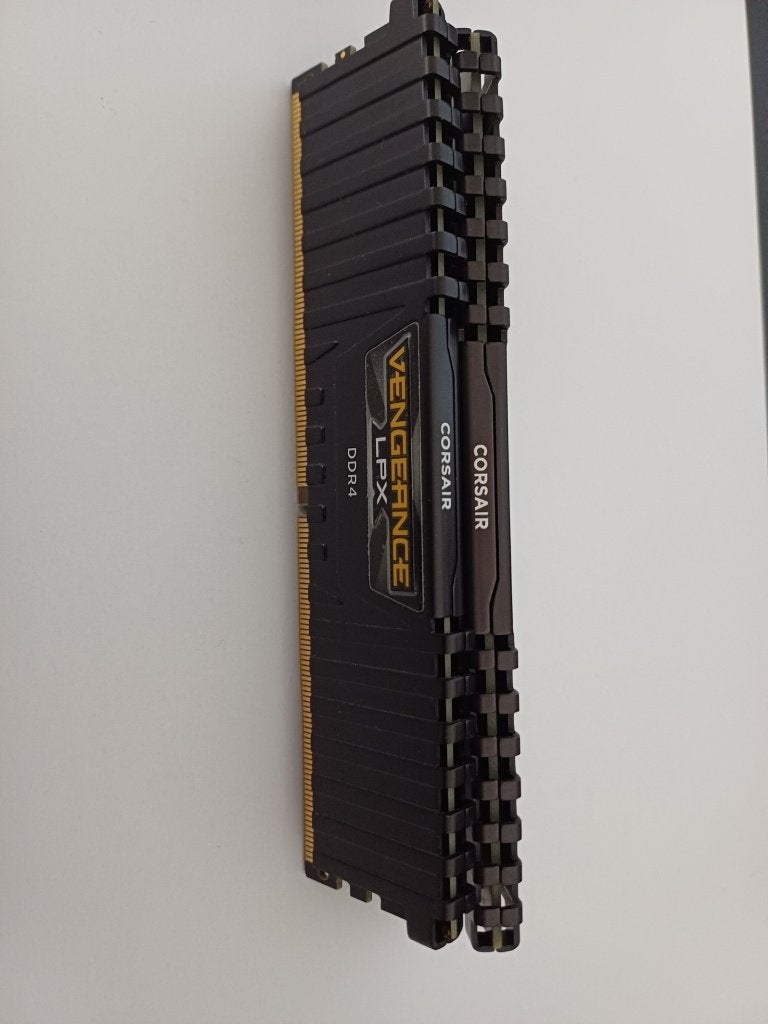 Foto 2 van Vengeance LPX DDR 4 2 x 16GB 2400 MHZ Ramgeheugen
