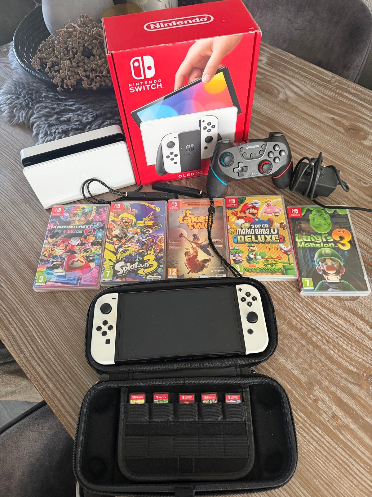 Nintendo Switch OLED met 5 games, case en extra controller