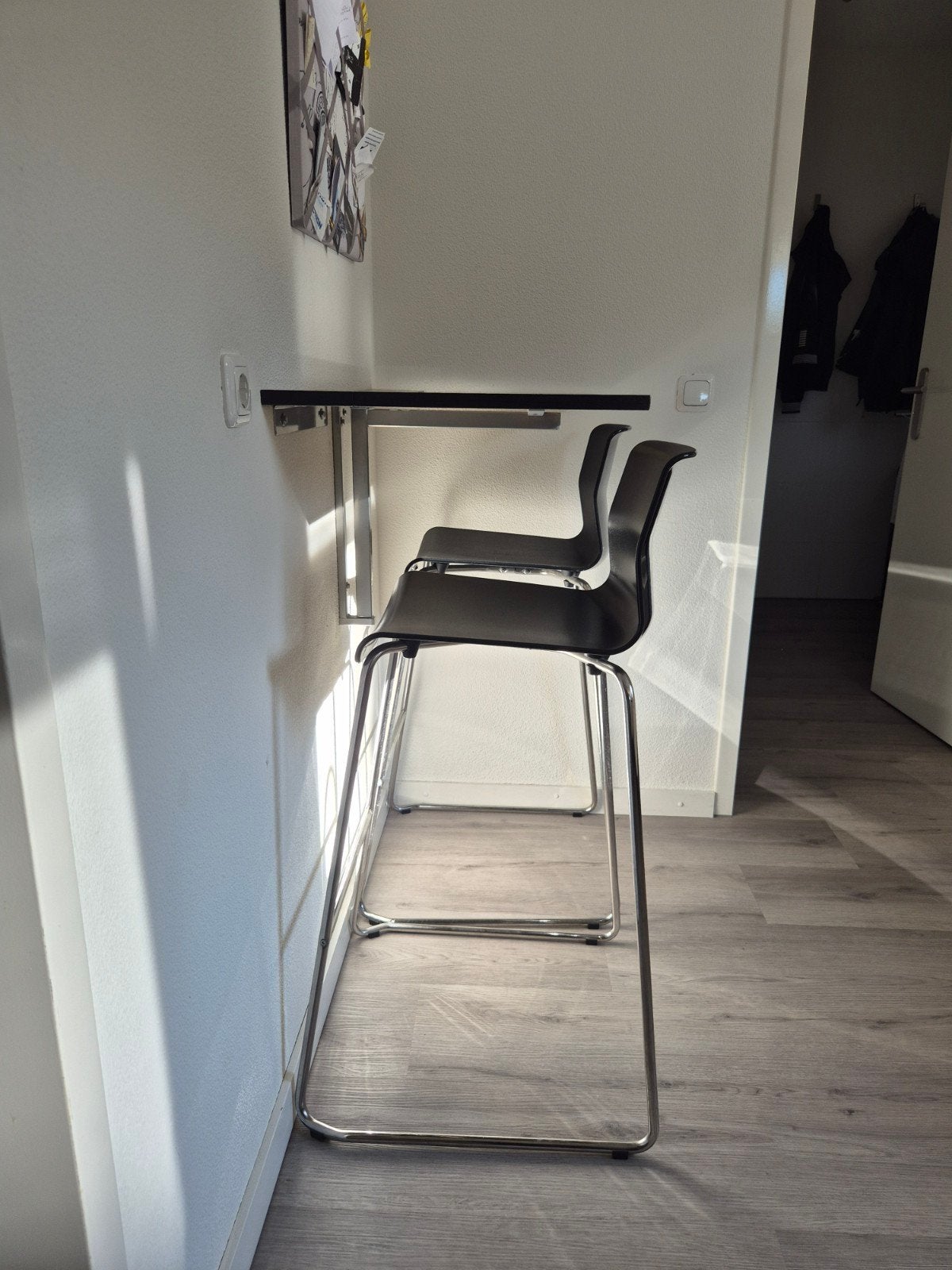 2 zwarte barkrukken met bartafel, Ophalen, 60 tot 90 cm, 2 krukken, Kunststof
