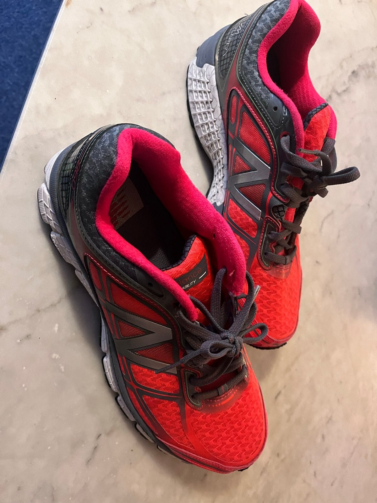 New Balance hardloopschoenen - Maat 45 - Rood/Grijs, Ophalen of Verzenden, Gedragen, Overige kleuren, Sneakers of Gympen