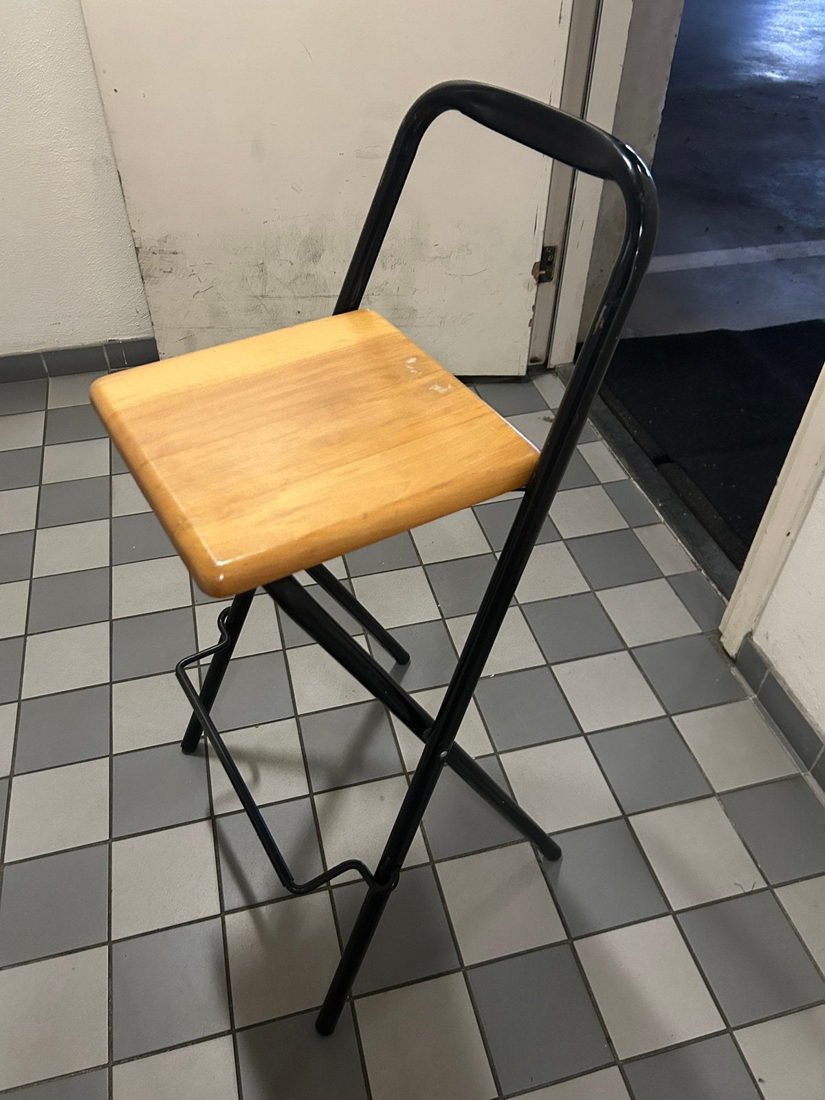 Bartafel met 4 degelijke houten krukken, Ophalen, Zo goed als nieuw