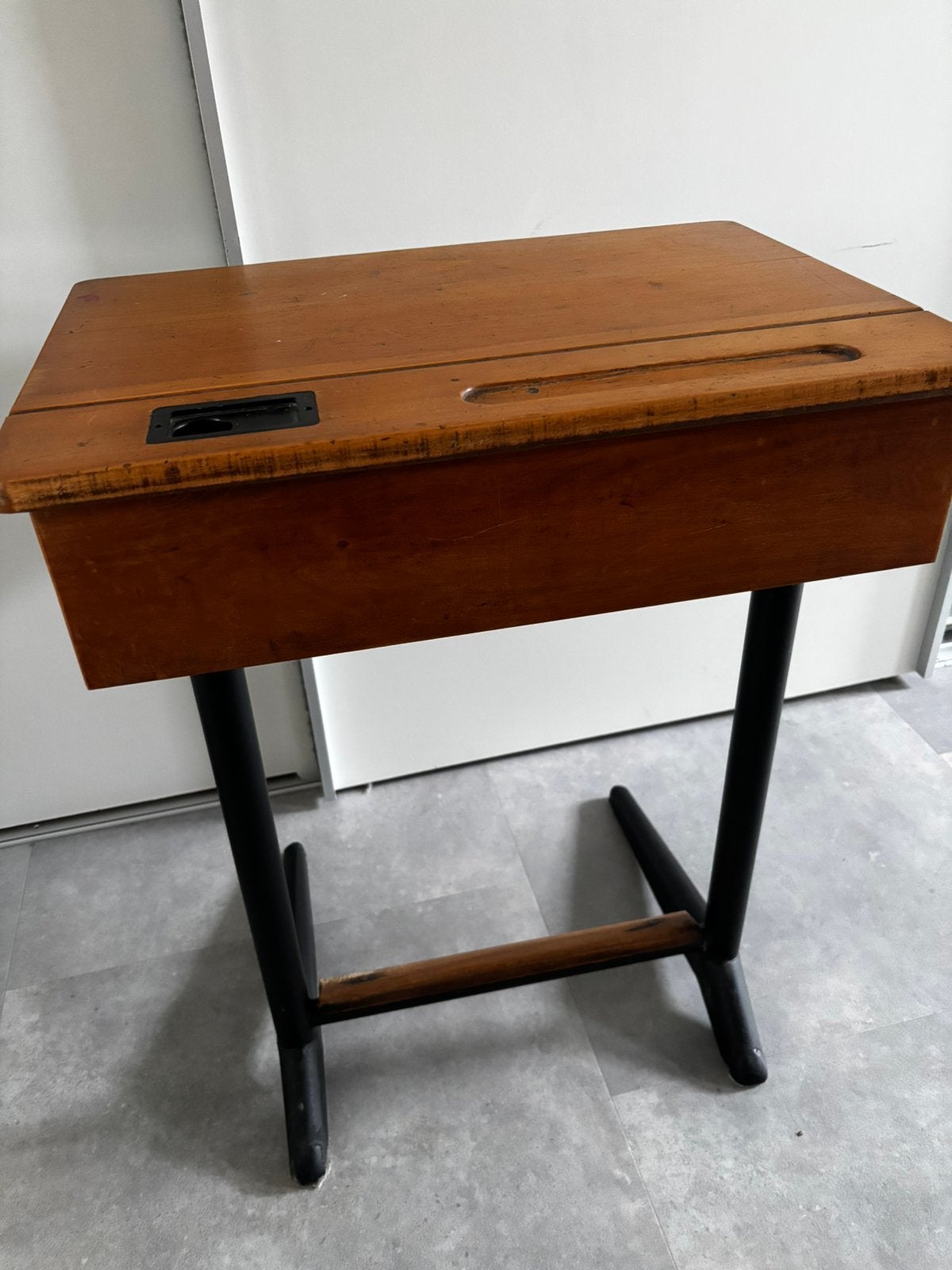 Vintage schoolbureau / lessenaar – jaren 50/60, Huis en Inrichting, Bureaus, Ophalen, Gebruikt, Hout, Schoolbureau