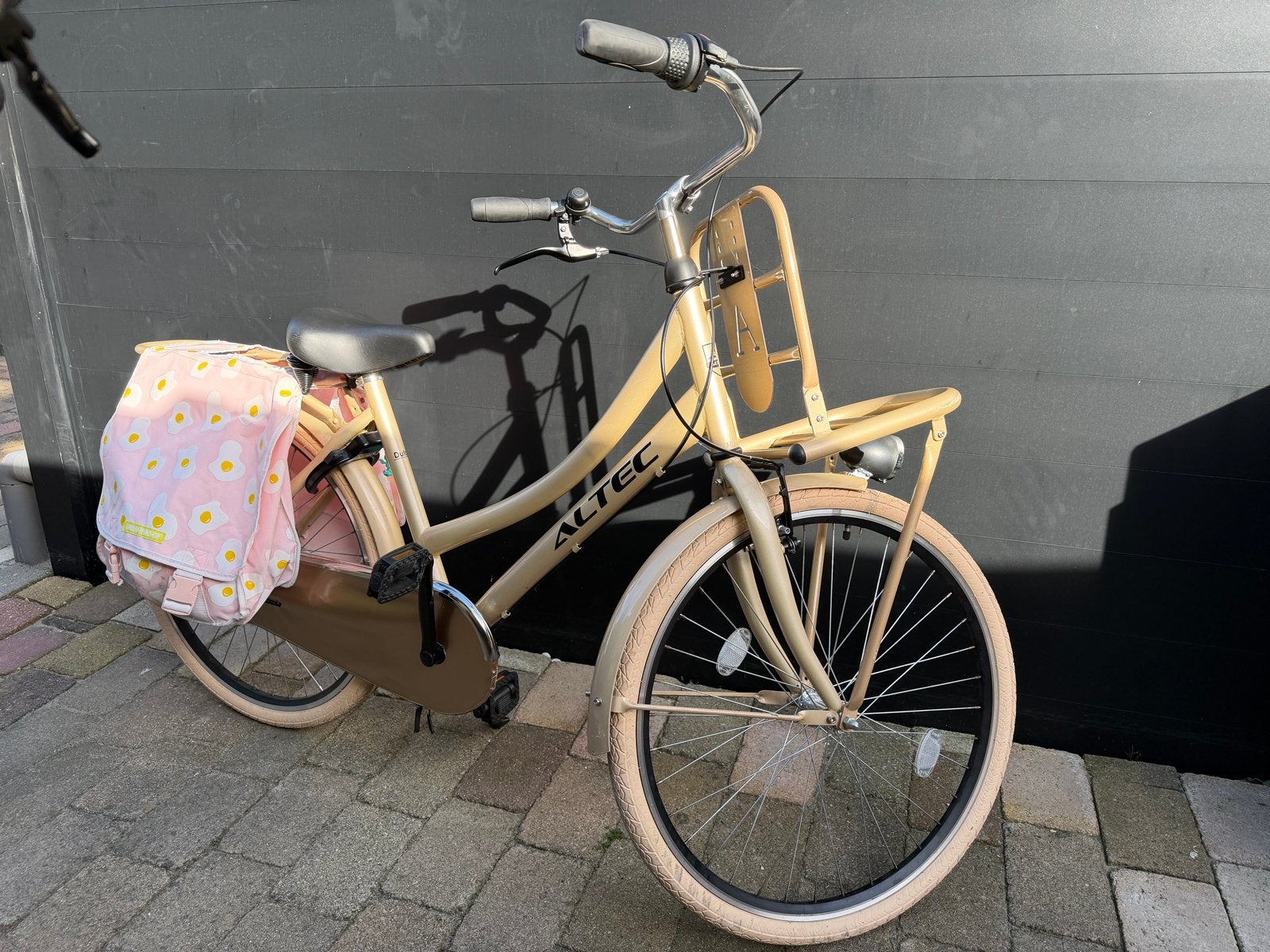 Altec Dutch 26 inch meisjesfiets - Zo goed als nieuw, 26 inch of meer, Terugtraprem, Ophalen of Verzenden, Handrem