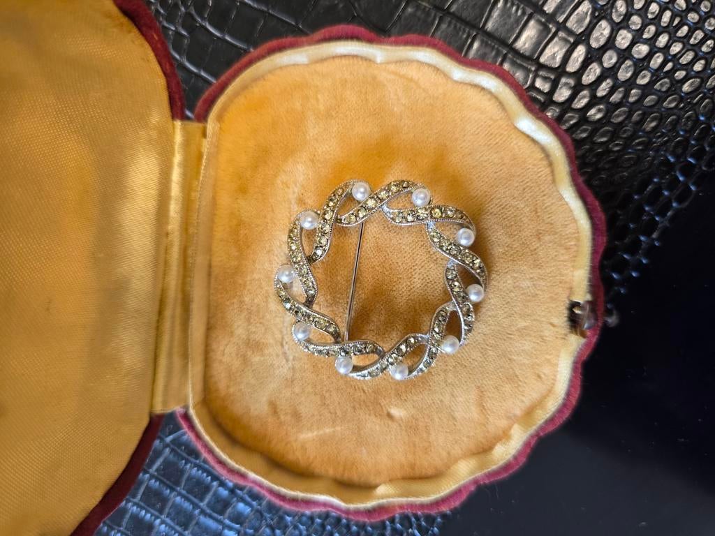 Vintage Broche met Parels en Markasiet, Minder dan 4 cm, Ophalen of Verzenden, Zo goed als nieuw, Met parel