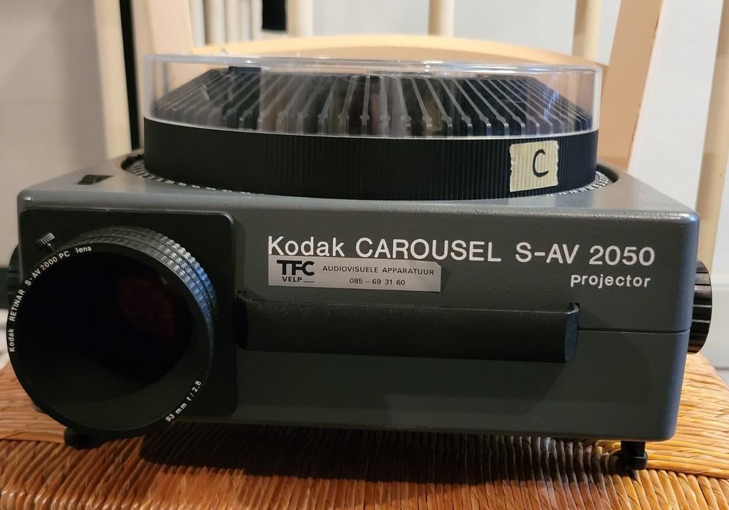 DIA PROJECTOR KODAK CAROUSEL S-AV 2050 met kist, Audio, Tv en Foto, Diaprojectors, Ophalen