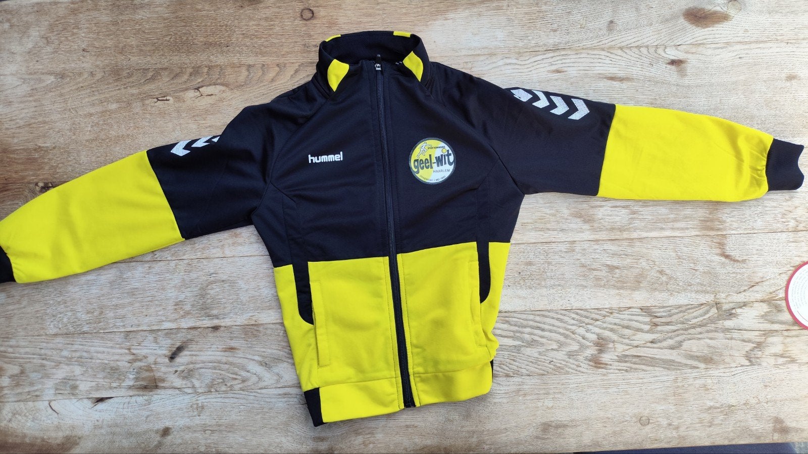 Hummel trainingsjack Geel-Wit Haarlem - Maat 128, Zwart, Overige typen, Ophalen of Verzenden, Zo goed als nieuw