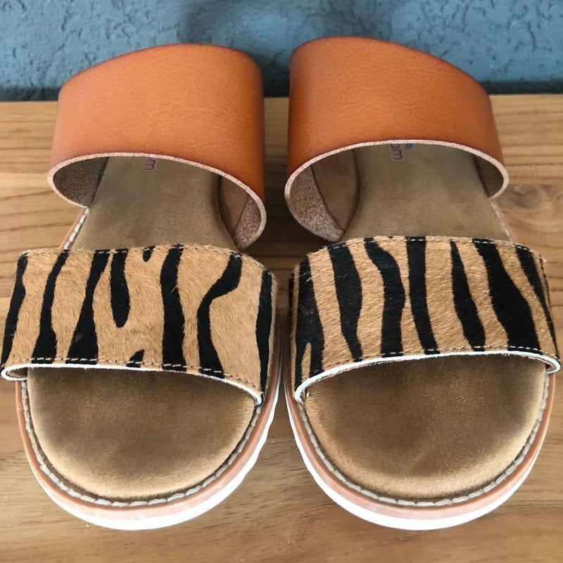 Skechers leren slippers mule sandalen direnprint ponyhaar 37, Skechers, Bruin, Zo goed als nieuw, Sandalen of Muiltjes