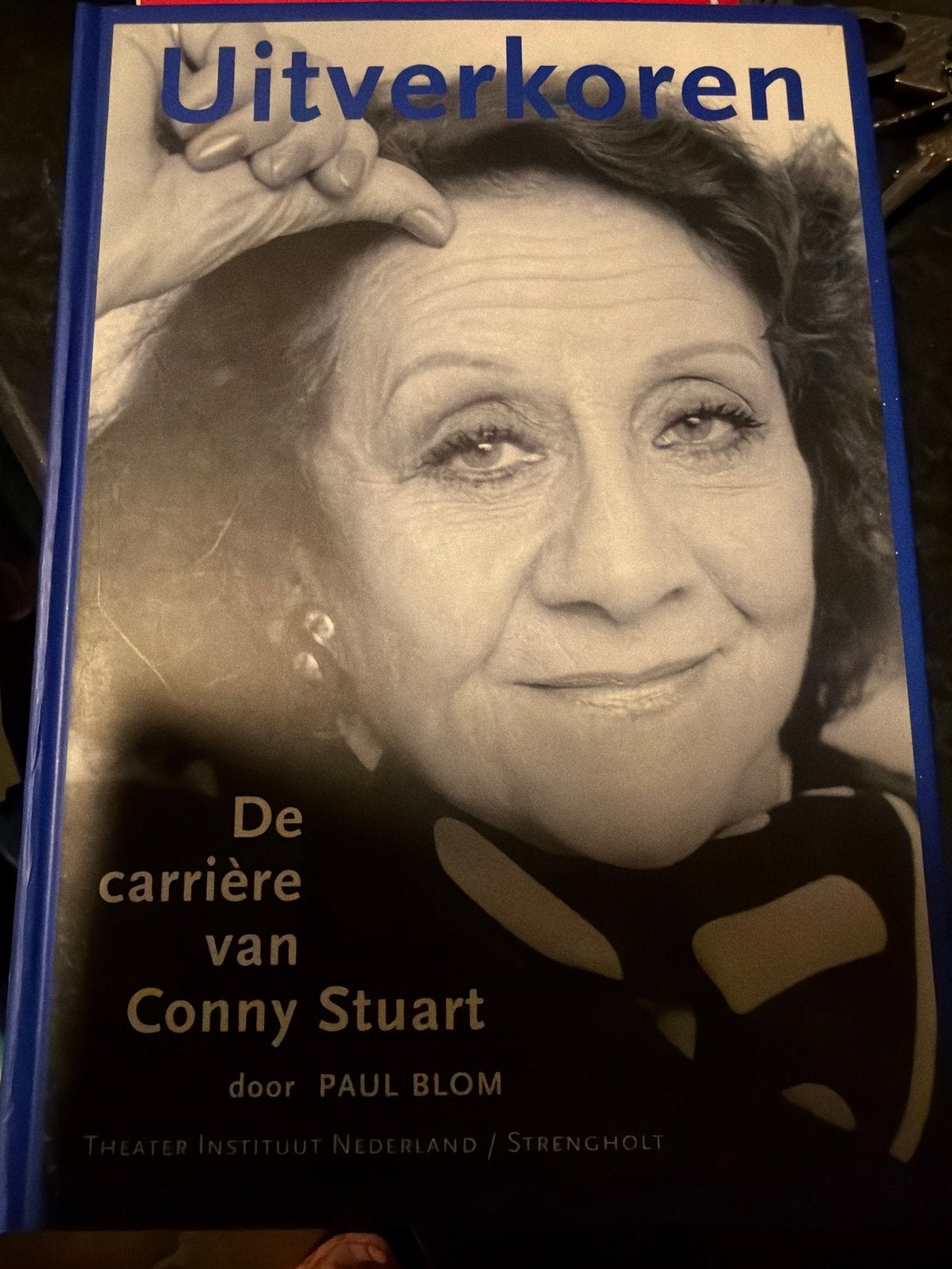 HK.    P. Blom - Uitverkoren.  De carriere van conny stuart, Verzenden, Zo goed als nieuw, Cabaret, P. Blom
